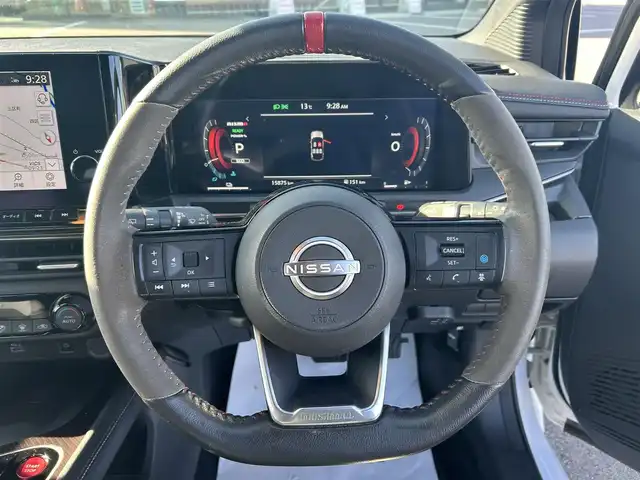 日産 オーラ ニスモ 栃木県 2022(令4)年 1.6万km ピュアホワイトパール 全方位運転支援システム/・インテリジェントエマージェンシーブレーキ/・踏み間違い衝突防止アシスト　・標識検知機能/・前方衝突予測警報　・ふらつき警報　・後退時車両検知機能/・車線逸脱警報　・車線逸脱防止支援システム/・後側方衝突防止支援システム/車両検知警報/9インチワイドディスプレイコネクトナビゲーションシステム/フルセグTV/Bluetooth/USB/AppleCarPlay/インテリジェントアラウンドビューモニター/インテリジェントルームミラー/ETC2.0/ドライブレコーダー/ワイヤレス充電/ブラックフードデカール/NISMOロゴ入りレッド加飾付ブラック合皮ハーフレザーシート/スマートキー/プッシュEgスタート/純正17インチAW/アダプティブLEDヘッドライト/フォグランプ