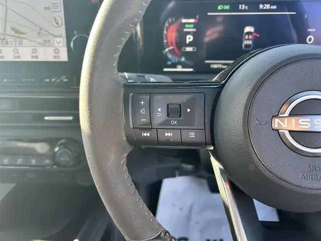 日産 オーラ ニスモ 栃木県 2022(令4)年 1.6万km ピュアホワイトパール 全方位運転支援システム/・インテリジェントエマージェンシーブレーキ/・踏み間違い衝突防止アシスト　・標識検知機能/・前方衝突予測警報　・ふらつき警報　・後退時車両検知機能/・車線逸脱警報　・車線逸脱防止支援システム/・後側方衝突防止支援システム/車両検知警報/9インチワイドディスプレイコネクトナビゲーションシステム/フルセグTV/Bluetooth/USB/AppleCarPlay/インテリジェントアラウンドビューモニター/インテリジェントルームミラー/ETC2.0/ドライブレコーダー/ワイヤレス充電/ブラックフードデカール/NISMOロゴ入りレッド加飾付ブラック合皮ハーフレザーシート/スマートキー/プッシュEgスタート/純正17インチAW/アダプティブLEDヘッドライト/フォグランプ