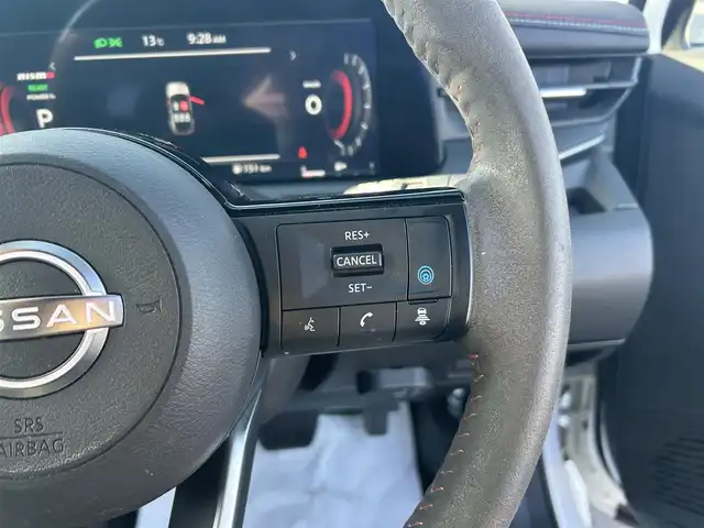 日産 オーラ ニスモ 栃木県 2022(令4)年 1.6万km ピュアホワイトパール 全方位運転支援システム/・インテリジェントエマージェンシーブレーキ/・踏み間違い衝突防止アシスト　・標識検知機能/・前方衝突予測警報　・ふらつき警報　・後退時車両検知機能/・車線逸脱警報　・車線逸脱防止支援システム/・後側方衝突防止支援システム/車両検知警報/9インチワイドディスプレイコネクトナビゲーションシステム/フルセグTV/Bluetooth/USB/AppleCarPlay/インテリジェントアラウンドビューモニター/インテリジェントルームミラー/ETC2.0/ドライブレコーダー/ワイヤレス充電/ブラックフードデカール/NISMOロゴ入りレッド加飾付ブラック合皮ハーフレザーシート/スマートキー/プッシュEgスタート/純正17インチAW/アダプティブLEDヘッドライト/フォグランプ