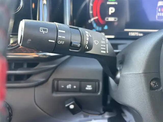 日産 オーラ ニスモ 栃木県 2022(令4)年 1.6万km ピュアホワイトパール 全方位運転支援システム/・インテリジェントエマージェンシーブレーキ/・踏み間違い衝突防止アシスト　・標識検知機能/・前方衝突予測警報　・ふらつき警報　・後退時車両検知機能/・車線逸脱警報　・車線逸脱防止支援システム/・後側方衝突防止支援システム/車両検知警報/9インチワイドディスプレイコネクトナビゲーションシステム/フルセグTV/Bluetooth/USB/AppleCarPlay/インテリジェントアラウンドビューモニター/インテリジェントルームミラー/ETC2.0/ドライブレコーダー/ワイヤレス充電/ブラックフードデカール/NISMOロゴ入りレッド加飾付ブラック合皮ハーフレザーシート/スマートキー/プッシュEgスタート/純正17インチAW/アダプティブLEDヘッドライト/フォグランプ