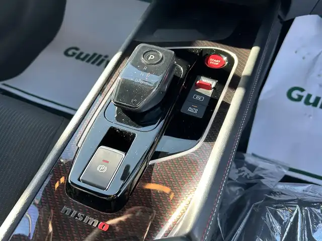 日産 オーラ ニスモ 栃木県 2022(令4)年 1.6万km ピュアホワイトパール 全方位運転支援システム/・インテリジェントエマージェンシーブレーキ/・踏み間違い衝突防止アシスト　・標識検知機能/・前方衝突予測警報　・ふらつき警報　・後退時車両検知機能/・車線逸脱警報　・車線逸脱防止支援システム/・後側方衝突防止支援システム/車両検知警報/9インチワイドディスプレイコネクトナビゲーションシステム/フルセグTV/Bluetooth/USB/AppleCarPlay/インテリジェントアラウンドビューモニター/インテリジェントルームミラー/ETC2.0/ドライブレコーダー/ワイヤレス充電/ブラックフードデカール/NISMOロゴ入りレッド加飾付ブラック合皮ハーフレザーシート/スマートキー/プッシュEgスタート/純正17インチAW/アダプティブLEDヘッドライト/フォグランプ