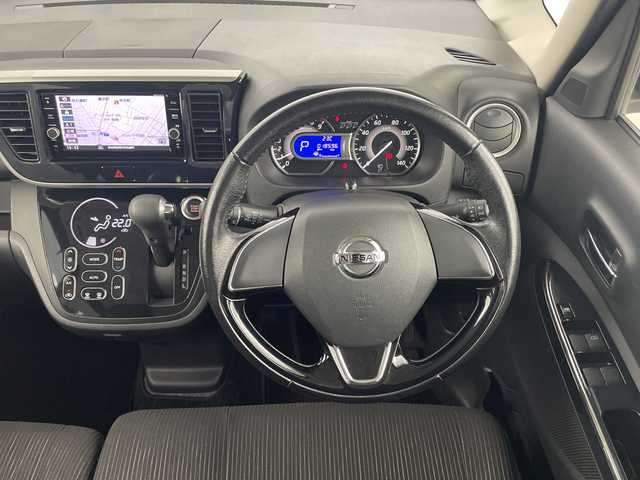 日産 デイズ ルークス HWS X Vセレクション 愛知県 2017(平29)年 1.9万km クールシルバー 純正７インチSDナビ/(CD/DVD/BT/フルセグTV)/バックカメラ/衝突被害軽減システム/両側パワースライドドア/横滑り防止装置/アイドリングストップ/LEDヘッドライト/フォグランプ/オートライト/ウィンカーミラー/電動格納ミラー/純正アルミホイール/プッシュスタート/スマートキー/フロアマット/ドアバイザー