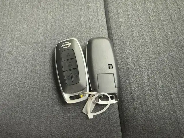 日産 セレナ e－パワー ハイウェイスター V 兵庫県 2025(令7)年 0.1万km未満 プリズムホワイト 純正メモリナビ/（Bluetooth/フルセグTV/USB/HDMI）/純正ディスプレイオーディオ/アラウンドビューモニター/プロパイロット/アダクティブクルーズコントロール/ブラインドスポットモニター/エマージェンシーブレーキ/インテリジェントルームミラー/横滑り防止装置/盗難防止装置/カーテンエアバッグ/クルーズコントロール（前後）/両側パワースライドドア/ビルトインETC2.0/LEDヘッドライト/LEDフォグランプ/オートライト/オートマチックハイビーム/純正ドライブレコーダー/スマートキー/スペアキー1本/3列シート