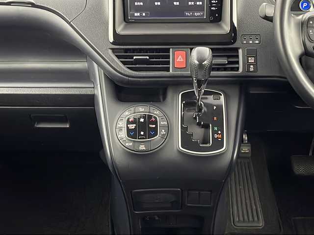 トヨタ ヴォクシー ZS 煌 新潟県 2016(平28)年 13.1万km ブラック 4WD/トヨタセーフティセンス/純正SDナビ/(AM/FM/CD/SD/フルセグ/Bluetooth)/バックモニター/両側パワースライドドア/LEDオートライト/純正アルミホイール付夏タイヤ積込/(205/60/R16/6mm)/純正フロアマット/ドアバイザー/スマートキー/ETC