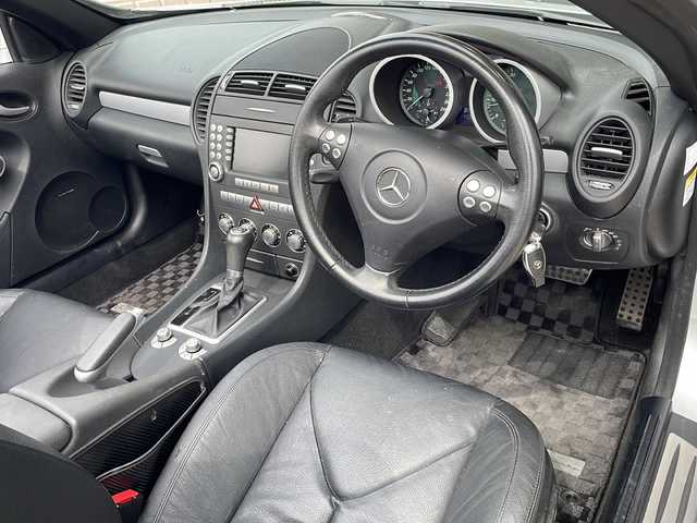 メルセデス・ベンツ ＳＬＫ３５０ 静岡県 2007(平19)年 4.9万km イリジウムシルバー 純正ナビ/バックカメラ/純正アルミホイール/リモコンキー/ETC/黒革シート/シートヒーター/パワーシート/エアスカーフ/パークトロニック/クルーズコントロール/harman/karodn