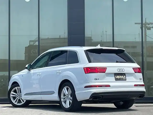 アウディ Ｑ７ 石川県 2018(平30)年 6.8万km 白 4WD/純正メモリナビ/（BT/FM/AM/フルセグTV)/全周囲カメラ/パワーシート/黒レザーシート/1列目2二列目シートヒーター/ステアリングスイッチ/パドルシフト/マトリクスLEDオードヘッドライト/純正ブラックエンブレム/バーチャルコックピット/前後ドライブレコーダー/ETC2.0