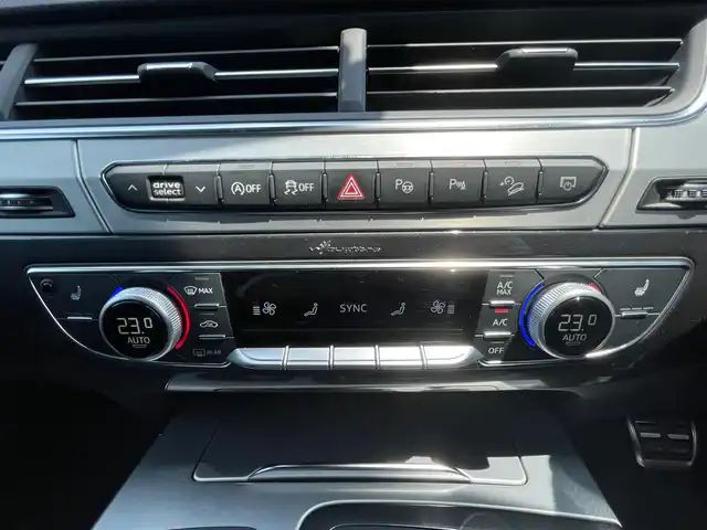 アウディ Ｑ７ 石川県 2018(平30)年 6.8万km 白 4WD/純正メモリナビ/（BT/FM/AM/フルセグTV)/全周囲カメラ/パワーシート/黒レザーシート/1列目2二列目シートヒーター/ステアリングスイッチ/パドルシフト/マトリクスLEDオードヘッドライト/純正ブラックエンブレム/バーチャルコックピット/前後ドライブレコーダー/ETC2.0