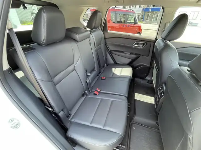 日産 エクストレイル G e－4ORCE 道央・札幌 2023(令5)年 1.8万km ブリリアントホワイトパール ・４WD/・衝突軽減ブレーキ/・プロパイロット/・サンルーフ/・パーキングアシスト/・全方位カメラ/・レザーシート/・パワーシート/・純正ディスプレイオーディオ/　BT＆USB＆TV/・バックカメラ/・サイドカメラ/・フロントカメラ/・パワーバックドア/・ブラインドスポットモニター/・デジタルインナーミラー/・置くだけ充電/・ヘッドアップディスプレイ/・ステアリングヒーター/・シートヒーター/・ダウンヒルアシスト/・プッシュスタート/・スマートキー/・コーナーセンサー/・レーンキープアシスト/・オートリトラミラー/・ETC/・オートライト/・オートエアコン/・社外AW＆夏タイヤ積込/・ウィンカーミラー/・フォグライト/・スペアキー