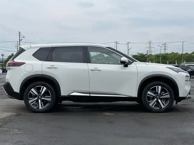 日産 エクストレイル G e－4ORCE 道央・札幌 2023(令5)年 1.8万km ブリリアントホワイトパール ４WD/BOSEプレミアムサウンドシステム/サンルーフ/純正メーカーナビ/AM/FM/BT/フルセグ/プロパイロット/エマージェンシーブレーキ/横滑り防止装置/レーダークルーズコントロール/レーンキープアシスト/パーキングアシスト/クリアランスソナー/アラウンドビューモニター/ビルトインETC2.0/ドライブレコーダー/デジタルインナーミラー/e-Pedal/EVMODE/DRIVEMODE切替/パワーバックドア/前席パワーシート/D席メモリーシート/全席シートヒーター/前席エアシート/レザーシート/革巻きステアリング/ステアリングリモコン/ハンドルヒーター/電動パーキング/オートブレーキホールド/AC100V/プッシュスタート/スマートキー/LEDヘッドライト/オートライト/オートハイビーム/フォグランプ/電動格納ミラー/ウィンカーミラー/純正フロアマット/スペアキー/社外AW付冬タイヤ積込/235/60/R18/2022年/山7mm