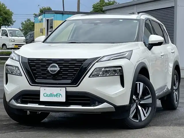 日産 エクストレイル G e－4ORCE 道央・札幌 2023(令5)年 1.8万km ブリリアントホワイトパール ４WD/BOSEプレミアムサウンドシステム/サンルーフ/純正メーカーナビ/AM/FM/BT/フルセグ/プロパイロット/エマージェンシーブレーキ/横滑り防止装置/レーダークルーズコントロール/レーンキープアシスト/パーキングアシスト/クリアランスソナー/アラウンドビューモニター/ビルトインETC2.0/ドライブレコーダー/デジタルインナーミラー/e-Pedal/EVMODE/DRIVEMODE切替/パワーバックドア/前席パワーシート/D席メモリーシート/全席シートヒーター/前席エアシート/レザーシート/革巻きステアリング/ステアリングリモコン/ハンドルヒーター/電動パーキング/オートブレーキホールド/AC100V/プッシュスタート/スマートキー/LEDヘッドライト/オートライト/オートハイビーム/フォグランプ/電動格納ミラー/ウィンカーミラー/純正フロアマット/スペアキー/社外AW付冬タイヤ積込/235/60/R18/2022年/山7mm