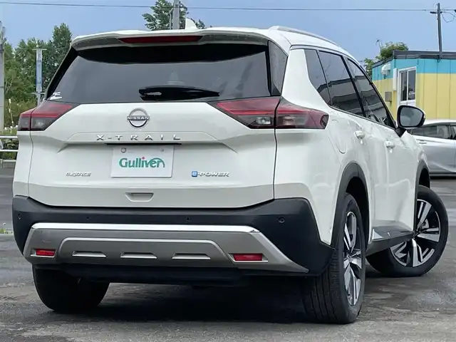 日産 エクストレイル G e－4ORCE 道央・札幌 2023(令5)年 1.8万km ブリリアントホワイトパール ４WD/BOSEプレミアムサウンドシステム/サンルーフ/純正メーカーナビ/AM/FM/BT/フルセグ/プロパイロット/エマージェンシーブレーキ/横滑り防止装置/レーダークルーズコントロール/レーンキープアシスト/パーキングアシスト/クリアランスソナー/アラウンドビューモニター/ビルトインETC2.0/ドライブレコーダー/デジタルインナーミラー/e-Pedal/EVMODE/DRIVEMODE切替/パワーバックドア/前席パワーシート/D席メモリーシート/全席シートヒーター/前席エアシート/レザーシート/革巻きステアリング/ステアリングリモコン/ハンドルヒーター/電動パーキング/オートブレーキホールド/AC100V/プッシュスタート/スマートキー/LEDヘッドライト/オートライト/オートハイビーム/フォグランプ/電動格納ミラー/ウィンカーミラー/純正フロアマット/スペアキー/社外AW付冬タイヤ積込/235/60/R18/2022年/山7mm