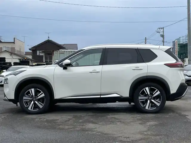 日産 エクストレイル G e－4ORCE 道央・札幌 2023(令5)年 1.8万km ブリリアントホワイトパール ４WD/BOSEプレミアムサウンドシステム/サンルーフ/純正メーカーナビ/AM/FM/BT/フルセグ/プロパイロット/エマージェンシーブレーキ/横滑り防止装置/レーダークルーズコントロール/レーンキープアシスト/パーキングアシスト/クリアランスソナー/アラウンドビューモニター/ビルトインETC2.0/ドライブレコーダー/デジタルインナーミラー/e-Pedal/EVMODE/DRIVEMODE切替/パワーバックドア/前席パワーシート/D席メモリーシート/全席シートヒーター/前席エアシート/レザーシート/革巻きステアリング/ステアリングリモコン/ハンドルヒーター/電動パーキング/オートブレーキホールド/AC100V/プッシュスタート/スマートキー/LEDヘッドライト/オートライト/オートハイビーム/フォグランプ/電動格納ミラー/ウィンカーミラー/純正フロアマット/スペアキー/社外AW付冬タイヤ積込/235/60/R18/2022年/山7mm
