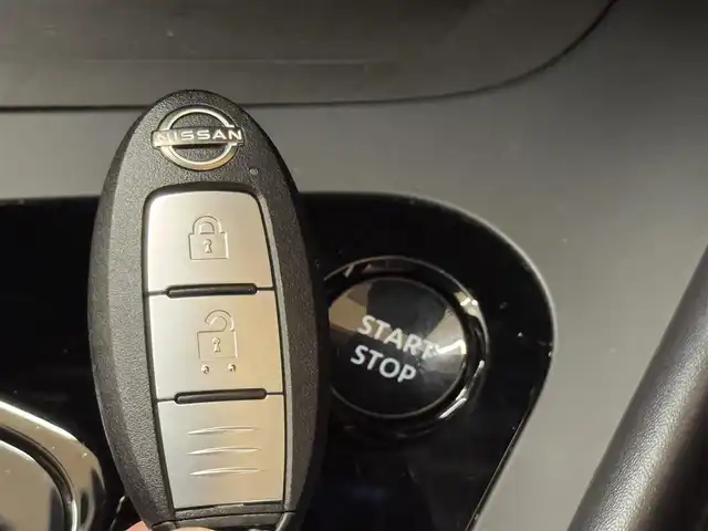 日産 ノート X 群馬県 2020(令2)年 4.1万km ビビットブルー / スーパーブラック 2トーン プロパイロット/・車線逸脱警報/・車線逸脱防止支援/・後側方車両検知警報/・後側方衝突防止支援/・エマージェンシーブレーキ/・速度標識表示/・ルート減速支援/・標識検知支援/・駐車支援/・後退時車両検知警報/・ふらつき警報/純正9インチメーカーナビ/　　BT/TV/AM/FM/HDMI/USB/    AppleCarPlay/AndroidAuto/アラウンドビューモニター/オートブレーキホールド/電動パーキングブレーキ/純正ドライブレコーダー/ビルドインETC2.0/デジタルインナーミラー/プッシュスタート/置くだけ充電/LEDオートライト/オートマチックハイビーム/スマートキー/ステアリングスイッチ/電動格納ウィンカーミラー/純正フロアマット