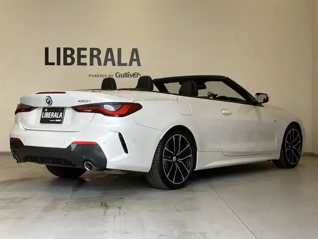 ＢＭＷ ４２０ｉ カブリオレ Mスポーツ 熊本県 2022(令4)年 1.6万km ミネラルホワイト ・スマートキー/・プッシュスタート/・電動オープン/・インテリジェントセーフティ/・ステアリングアシスト/・注意喚起アシスト/・パーキングアシスト/・PDC自走起動/・アクティブPDC緊急ブレーキ/・クルーズコントロール(追従式)/・黒革シート/・前席パワーシート/・前席シートヒーター /・純正HDDナビ/　【Bluetooth・USB・AppleCarPlay】/・バックカメラ/・ETC/・ドライブレコーダー(前方録画)/・ワイヤレス充電/・LEDヘッドランプ/・純正マット/・保証書/取説