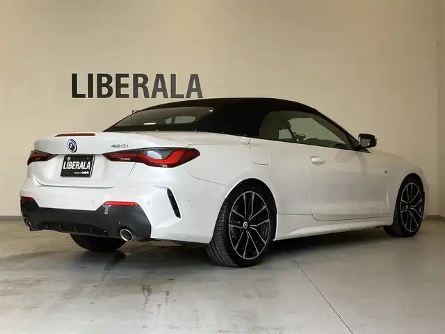 ＢＭＷ ４２０ｉ カブリオレ Mスポーツ 熊本県 2022(令4)年 1.6万km ミネラルホワイト ・スマートキー/・プッシュスタート/・電動オープン/・インテリジェントセーフティ/・ステアリングアシスト/・注意喚起アシスト/・パーキングアシスト/・PDC自走起動/・アクティブPDC緊急ブレーキ/・クルーズコントロール(追従式)/・黒革シート/・前席パワーシート/・前席シートヒーター /・純正HDDナビ/　【Bluetooth・USB・AppleCarPlay】/・バックカメラ/・ETC/・ドライブレコーダー(前方録画)/・ワイヤレス充電/・LEDヘッドランプ/・純正マット/・保証書/取説