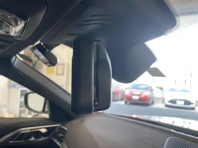 ＢＭＷ ４２０ｉ カブリオレ Mスポーツ 熊本県 2022(令4)年 1.6万km ミネラルホワイト ・スマートキー/・プッシュスタート/・電動オープン/・インテリジェントセーフティ/・ステアリングアシスト/・注意喚起アシスト/・パーキングアシスト/・PDC自走起動/・アクティブPDC緊急ブレーキ/・クルーズコントロール(追従式)/・黒革シート/・前席パワーシート/・前席シートヒーター /・純正HDDナビ/　【Bluetooth・USB・AppleCarPlay】/・バックカメラ/・ETC/・ドライブレコーダー(前方録画)/・ワイヤレス充電/・LEDヘッドランプ/・純正マット/・保証書/取説