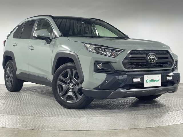 トヨタ ＲＡＶ４ アドベンチャー 神奈川県 2022(令4)年 1.6万km アーバンカーキ トヨタセーフティセンス/・プリクラッシュセーフティ/・レーントレーシングアシスト/・レーダークルーズコントロール（全車速追従式）/・ロードサインアシスト/・オートマチックハイビーム/純正ディスプレイオーディオ/・BT/MiraCast/USB/AM/FM/パノラミックビューモニター/パノラマルーフ/TRDフロントガーニッシュ/レザーシート/パワーシート(D)/シートヒーター(D/N)/ベンチレーション(D/N)/メモリシート(D)/ビルトインETC2.0/前後ドライブレコーダー/MTモード/革巻きステアリング/ステアリングスイッチ/Autoライト/ステアリングヒーター/電動サイド/オートホールド/ダウンヒルアシストコントロール/SOSコール/SNOWモード/自動防眩ミラー/電動格納ミラー/ウィンカーミラー/コーナーセンサー/ルーフレールプリクラッシュセーフティ/スマートキー/プッシュスタートボタン/純正フロアマット/純正19インチアルミホイール