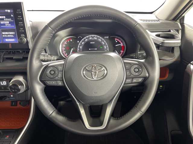 トヨタ ＲＡＶ４ アドベンチャー 神奈川県 2022(令4)年 1.6万km アーバンカーキ トヨタセーフティセンス/・プリクラッシュセーフティ/・レーントレーシングアシスト/・レーダークルーズコントロール（全車速追従式）/・ロードサインアシスト/・オートマチックハイビーム/純正ディスプレイオーディオ/・BT/MiraCast/USB/AM/FM/パノラミックビューモニター/パノラマルーフ/TRDフロントガーニッシュ/レザーシート/パワーシート(D)/シートヒーター(D/N)/ベンチレーション(D/N)/メモリシート(D)/ビルトインETC2.0/前後ドライブレコーダー/MTモード/革巻きステアリング/ステアリングスイッチ/Autoライト/ステアリングヒーター/電動サイド/オートホールド/ダウンヒルアシストコントロール/SOSコール/SNOWモード/自動防眩ミラー/電動格納ミラー/ウィンカーミラー/コーナーセンサー/ルーフレールプリクラッシュセーフティ/スマートキー/プッシュスタートボタン/純正フロアマット/純正19インチアルミホイール