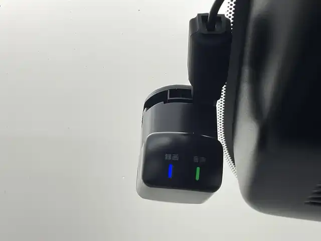 日産 オーラ G レザーエディション 熊本県 2022(令4)年 0.6万km ガーネットレッド/スーパーブラック 2トーン ワンオーナー/禁煙車/純正ナビ（ApplCarPlay・BT・フルセグ・USB・HDMI）/全周囲カメラ/純正前方ドライブレコーダー/ビルトインETC2.0/レーダークルーズコントロール/プロパイロット/インテリジェントエマージェンシーブレーキ/踏み間違い衝突防止アシスト/標識認識機能/前方衝突予測警報/ふらつき警報機能/車線逸脱防止支援システム/車線逸脱警報/後側方車両検知警報/後退時車両検知警報/車両接近通報装置/ブラインドスポットモニター/置くだけ充電/BOSEサウンド/前後クリアランスソナー/オートライト/オートマチックハイビーム/LEDヘッドライト/フォグライト/スマートキー/プッシュスタート/スペアキー1本/保証書/取扱説明書