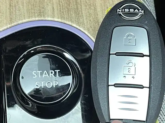 日産 オーラ G レザーエディション 熊本県 2022(令4)年 0.6万km ガーネットレッド/スーパーブラック 2トーン ワンオーナー/禁煙車/純正ナビ（ApplCarPlay・BT・フルセグ・USB・HDMI）/全周囲カメラ/純正前方ドライブレコーダー/ビルトインETC2.0/レーダークルーズコントロール/プロパイロット/インテリジェントエマージェンシーブレーキ/踏み間違い衝突防止アシスト/標識認識機能/前方衝突予測警報/ふらつき警報機能/車線逸脱防止支援システム/車線逸脱警報/後側方車両検知警報/後退時車両検知警報/車両接近通報装置/ブラインドスポットモニター/置くだけ充電/BOSEサウンド/前後クリアランスソナー/オートライト/オートマチックハイビーム/LEDヘッドライト/フォグライト/スマートキー/プッシュスタート/スペアキー1本/保証書/取扱説明書