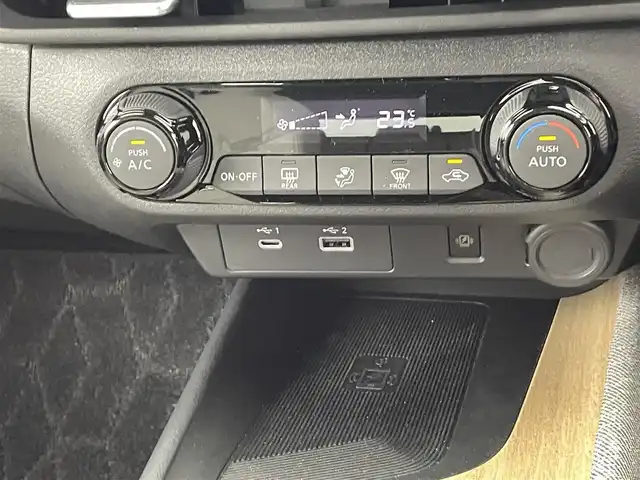 日産 オーラ G レザーエディション 熊本県 2022(令4)年 0.6万km ガーネットレッド/スーパーブラック 2トーン ワンオーナー/禁煙車/純正ナビ（ApplCarPlay・BT・フルセグ・USB・HDMI）/全周囲カメラ/純正前方ドライブレコーダー/ビルトインETC2.0/レーダークルーズコントロール/プロパイロット/インテリジェントエマージェンシーブレーキ/踏み間違い衝突防止アシスト/標識認識機能/前方衝突予測警報/ふらつき警報機能/車線逸脱防止支援システム/車線逸脱警報/後側方車両検知警報/後退時車両検知警報/車両接近通報装置/ブラインドスポットモニター/置くだけ充電/BOSEサウンド/前後クリアランスソナー/オートライト/オートマチックハイビーム/LEDヘッドライト/フォグライト/スマートキー/プッシュスタート/スペアキー1本/保証書/取扱説明書