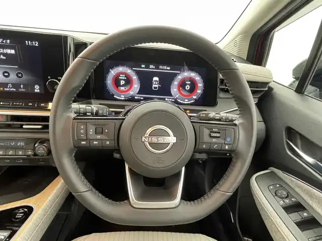 日産 オーラ G レザーエディション 熊本県 2022(令4)年 0.6万km ガーネットレッド/スーパーブラック 2トーン ワンオーナー/禁煙車/純正ナビ（ApplCarPlay・BT・フルセグ・USB・HDMI）/全周囲カメラ/純正前方ドライブレコーダー/ビルトインETC2.0/レーダークルーズコントロール/プロパイロット/インテリジェントエマージェンシーブレーキ/踏み間違い衝突防止アシスト/標識認識機能/前方衝突予測警報/ふらつき警報機能/車線逸脱防止支援システム/車線逸脱警報/後側方車両検知警報/後退時車両検知警報/車両接近通報装置/ブラインドスポットモニター/置くだけ充電/BOSEサウンド/前後クリアランスソナー/オートライト/オートマチックハイビーム/LEDヘッドライト/フォグライト/スマートキー/プッシュスタート/スペアキー1本/保証書/取扱説明書