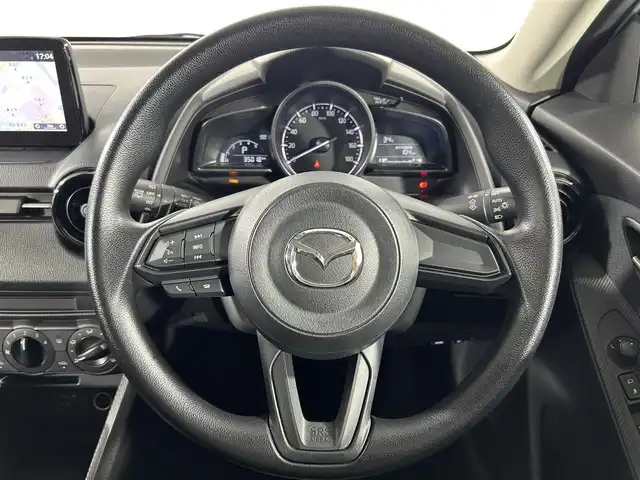 マツダ マツダ２ XD 大阪府 2019(令1)年 3.5万km アークティックホワイト 純正7型ナビ/ＡＭ/ＦＭ/Bluetooth/衝突被害軽減システム/コーナーセンサー/ETC/LEDヘッドライト/オートエアコン/横滑り防止装置/車線逸脱警報/オートライト/スマートキー/スペアキー有/プッシュスタート/純正15インチアルミホイール	/ステアリングスイッチ/電動格納ミラー/ドアバイザー