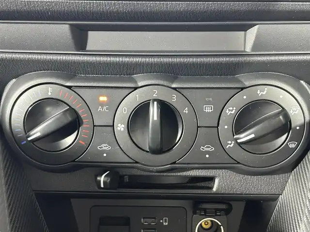 マツダ マツダ２ XD 大阪府 2019(令1)年 3.5万km アークティックホワイト 純正7型ナビ/ＡＭ/ＦＭ/Bluetooth/衝突被害軽減システム/コーナーセンサー/ETC/LEDヘッドライト/オートエアコン/横滑り防止装置/車線逸脱警報/オートライト/スマートキー/スペアキー有/プッシュスタート/純正15インチアルミホイール	/ステアリングスイッチ/電動格納ミラー/ドアバイザー