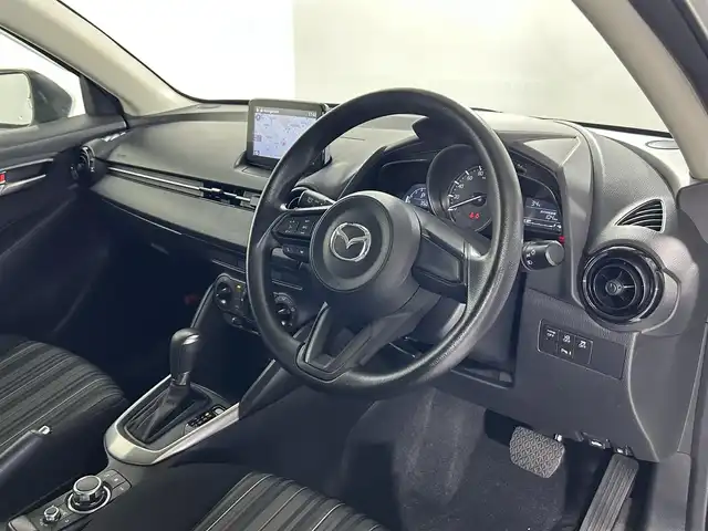 マツダ マツダ２ XD 大阪府 2019(令1)年 3.5万km アークティックホワイト 純正7型ナビ/ＡＭ/ＦＭ/Bluetooth/衝突被害軽減システム/コーナーセンサー/ETC/LEDヘッドライト/オートエアコン/横滑り防止装置/車線逸脱警報/オートライト/スマートキー/スペアキー有/プッシュスタート/純正15インチアルミホイール	/ステアリングスイッチ/電動格納ミラー/ドアバイザー