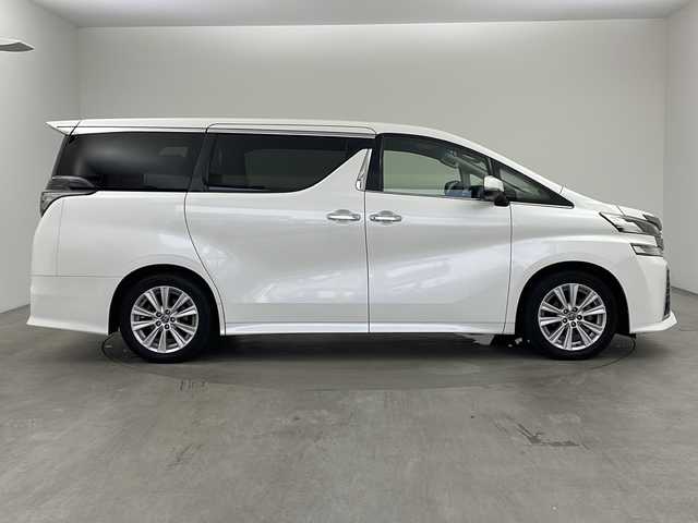 トヨタ ヴェルファイア Z Aエディション 兵庫県 2015(平27)年 8.2万km ホワイトパールクリスタルシャイン ・社外ナビ（AVN-Z04iW）/・AM/FM/CD/DVD/SD/・フルセグTV/・Bluetooth接続/・クルーズコントロール/・両側パワースライドドア/・LEDヘッドライト/・オットマン/・nanoe/・バックカメラ/・クリアランスソナー/・ビルトインETC/・LEDライト&LEDフォグ/・スマートキー/・ステアリングスイッチ/・カーテンエアバッグ/・フロアマット/・18インチアルミホイール/・スタッドレスタイヤ4本付/・取扱説明書
