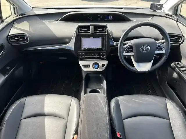 トヨタ プリウス Sセーフティプラス 岡山県 2017(平29)年 17.2万km ホワイトパールクリスタルシャイン 登録時走行距離171701km/サンルーフ/純正フロントエアロ/15インチモデリスタAW/社外ナビ/フルセグTV(AM/FM/CD/DVD/BT)/バックカメラ/ビルトインETC/ドライブレコーダー/トヨタセーフティセンス/・ブラインドスポットモニター/・プリクラッシュセーフティ/・アダプティブクルーズコントロール/・レーンディパーチャアラート/・オートマチックハイビーム/・ヘッドアップディスプレイ/・パーキングアシスト/横滑り防止装置/純正フロアマット/レザーシート/ASSURAレーダー探知機