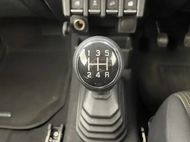 スズキ ジムニー シエラ JC 群馬県 2024(令6)年 1万km ミディアムグレー 社外フローティングディスプレイオーディオ/・Bluetooth・バックカメラ/＝＝＝＝＝/５ＭＴ　フローティングディスプレイオーディオ　Ｂｌｕｅｔｏｏｔｈ　バックカメラ　クルーズコントロール　シートヒーター　ヒーテッドドアミラー　デュアルセンサーブレーキサポート　スマートキー　４ＷＤ　禁煙