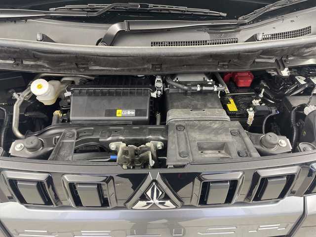 三菱 デリカミニ T プレミアム 岐阜県 2024(令6)年 2.4万km チタニウムグレーメタリック ４WD/ターボ/デジタルインナーミラー/社外ナビ/（CD/DVD/Bluetooth/フルセグ）/全方位カメラ/キックセンサー/両側パワースライドドア/ハーフレザー（シートカバー装着中）/マイパイロット/レーダークルーズコントロール/前方ドライブレコーダー/ビルトインETC/ステアリングヒーター/前席シートヒーター/パドルシフト/スマートキー