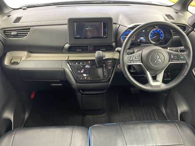 三菱 デリカミニ T プレミアム 岐阜県 2024(令6)年 2.4万km チタニウムグレーメタリック ４WD/ターボ/デジタルインナーミラー/社外ナビ/（CD/DVD/Bluetooth/フルセグ）/全方位カメラ/キックセンサー/両側パワースライドドア/ハーフレザー（シートカバー装着中）/マイパイロット/レーダークルーズコントロール/前方ドライブレコーダー/ビルトインETC/ステアリングヒーター/前席シートヒーター/パドルシフト/スマートキー