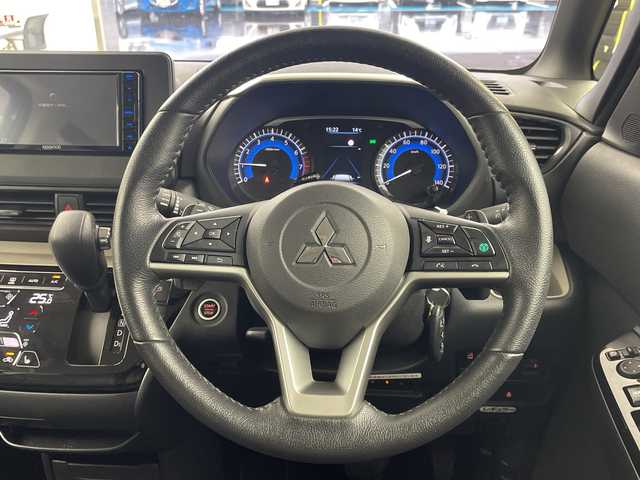 三菱 デリカミニ T プレミアム 岐阜県 2024(令6)年 2.4万km チタニウムグレーメタリック ４WD/ターボ/デジタルインナーミラー/社外ナビ/（CD/DVD/Bluetooth/フルセグ）/全方位カメラ/キックセンサー/両側パワースライドドア/ハーフレザー（シートカバー装着中）/マイパイロット/レーダークルーズコントロール/前方ドライブレコーダー/ビルトインETC/ステアリングヒーター/前席シートヒーター/パドルシフト/スマートキー