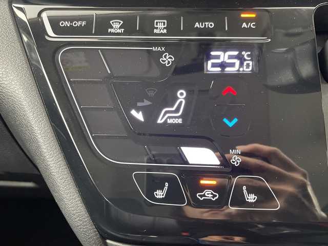 三菱 デリカミニ T プレミアム 岐阜県 2024(令6)年 2.4万km チタニウムグレーメタリック ４WD/ターボ/デジタルインナーミラー/社外ナビ/（CD/DVD/Bluetooth/フルセグ）/全方位カメラ/キックセンサー/両側パワースライドドア/ハーフレザー（シートカバー装着中）/マイパイロット/レーダークルーズコントロール/前方ドライブレコーダー/ビルトインETC/ステアリングヒーター/前席シートヒーター/パドルシフト/スマートキー