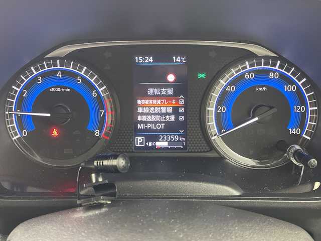 三菱 デリカミニ T プレミアム 岐阜県 2024(令6)年 2.4万km チタニウムグレーメタリック ４WD/ターボ/デジタルインナーミラー/社外ナビ/（CD/DVD/Bluetooth/フルセグ）/全方位カメラ/キックセンサー/両側パワースライドドア/ハーフレザー（シートカバー装着中）/マイパイロット/レーダークルーズコントロール/前方ドライブレコーダー/ビルトインETC/ステアリングヒーター/前席シートヒーター/パドルシフト/スマートキー