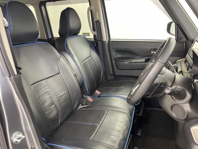 三菱 デリカミニ T プレミアム 岐阜県 2024(令6)年 2.4万km チタニウムグレーメタリック ４WD/ターボ/デジタルインナーミラー/社外ナビ/（CD/DVD/Bluetooth/フルセグ）/全方位カメラ/キックセンサー/両側パワースライドドア/ハーフレザー（シートカバー装着中）/マイパイロット/レーダークルーズコントロール/前方ドライブレコーダー/ビルトインETC/ステアリングヒーター/前席シートヒーター/パドルシフト/スマートキー