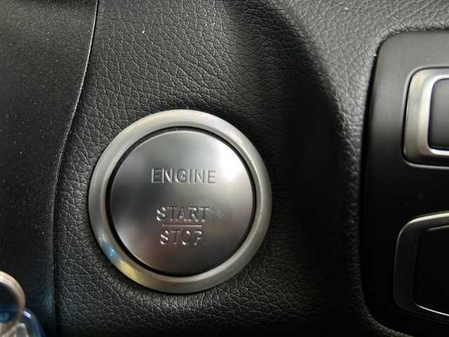 メルセデス・ベンツ Ｃ２００ ステーションワゴンアバンギャルド 和歌山県 2018(平30)年 5.2万km 白 ブルメスターオーディオ　/ステアリングパイロット /純正ＳＤナビ/フルセグTV/Bluetooth/USB入力端子/CD再生機能　/バックカメラ　/禁煙　/前後コーナーセンサー　/ターボ　/ＬＥＤヘッドライト /オートライト/メモリーパワーシート/シートヒーター /レーダークルーズコントロール /レーンキープアシスト/パドルシフト/Wエアバッグ/カーテンエアバッグ/純正AW18インチ/前後純正ドライブレコーダー