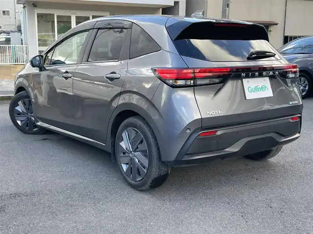 日産 ノート e－パワー X 島根県 2022(令4)年 6.8万km ダークメタルグレー プロパイロット/・レーダークルーズコントロール/・レーンアシスト　/純正９インチメモリナビ　/(AM/FM/フルセグTV/Ｂｌｕｅｔｏｏｔｈ接続)　/全方位／バックカメラ　/ビルトインＥＴＣ2.0　/純正前方ドライブレコーダー　/インテリジェント エマージェンシーブレーキ/アイドリングストップ　/前後コーナーセンサー　/電動パーキングブレーキ/オートハイビーム／ライト/置くだけ充電/純正LEDヘッドライト/純正フロアマット/保証書・取扱説明書（本体＋ナビ）