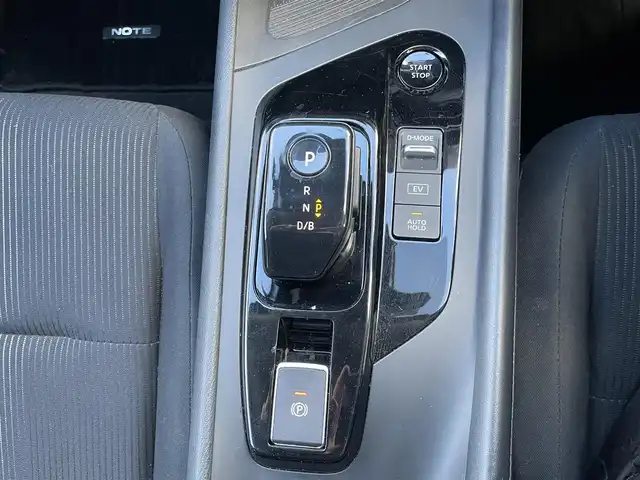 日産 ノート e－パワー X 島根県 2022(令4)年 6.8万km ダークメタルグレー プロパイロット/・レーダークルーズコントロール/・レーンアシスト　/純正９インチメモリナビ　/(AM/FM/フルセグTV/Ｂｌｕｅｔｏｏｔｈ接続)　/全方位／バックカメラ　/ビルトインＥＴＣ2.0　/純正前方ドライブレコーダー　/インテリジェント エマージェンシーブレーキ/アイドリングストップ　/前後コーナーセンサー　/電動パーキングブレーキ/オートハイビーム／ライト/置くだけ充電/純正LEDヘッドライト/純正フロアマット/保証書・取扱説明書（本体＋ナビ）