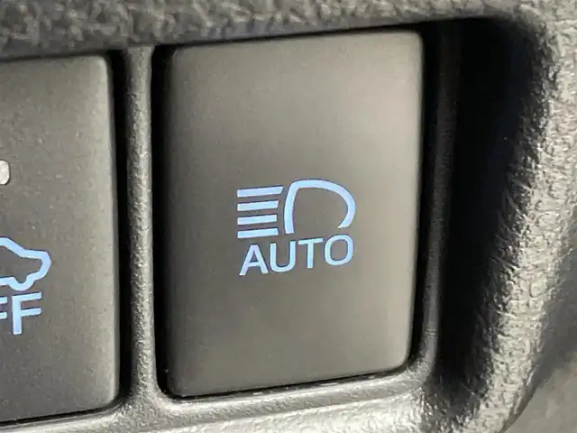 トヨタ Ｃ－ＨＲ G LEDエディション 福岡県 2018(平30)年 2.8万km ブラック/メタルストリームM 純正ナビ　/バックカメラ　/ビルトインＥＴＣ　/前方ドライブレコーダー　/レーダークルーズコントロール　/コーナーセンサー　/衝突被害軽減ブレーキ　/レーンキープ　/ＢＳＭ　/ＲＣＴＡ　/ハーフレザー　/シートヒーター