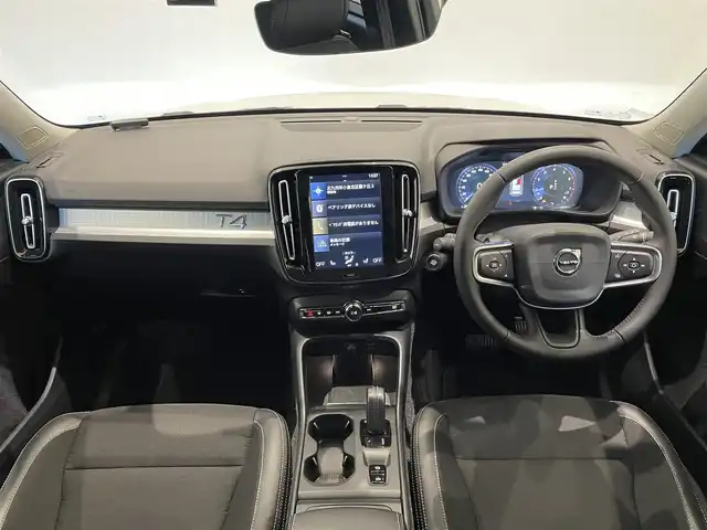 ボルボ ＸＣ４０ T4 モメンタム 福岡県 2019(令1)年 2.9万km アイスホワイト 純正ナビ　/３６０°カメラ　/ハーフレザーシート　/シートヒーター　/パワーシート　/ＡＣＣ　/レーンキープ　/ブラインドスポット　/ＬＥＤライト　/スマートキー　/ＢｌｕｅＴｏｏｔｈ　/ＥＴＣ