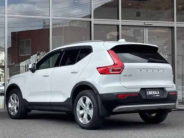 ボルボ ＸＣ４０ T4 モメンタム 福岡県 2019(令1)年 2.9万km アイスホワイト 純正ナビ　/３６０°カメラ　/ハーフレザーシート　/シートヒーター　/パワーシート　/ＡＣＣ　/レーンキープ　/ブラインドスポット　/ＬＥＤライト　/スマートキー　/ＢｌｕｅＴｏｏｔｈ　/ＥＴＣ