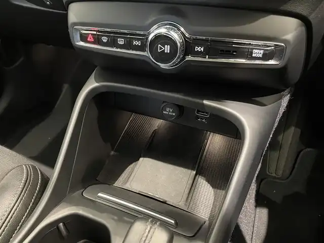 ボルボ ＸＣ４０ T4 モメンタム 福岡県 2019(令1)年 2.9万km アイスホワイト 純正ナビ　/３６０°カメラ　/ハーフレザーシート　/シートヒーター　/パワーシート　/ＡＣＣ　/レーンキープ　/ブラインドスポット　/ＬＥＤライト　/スマートキー　/ＢｌｕｅＴｏｏｔｈ　/ＥＴＣ