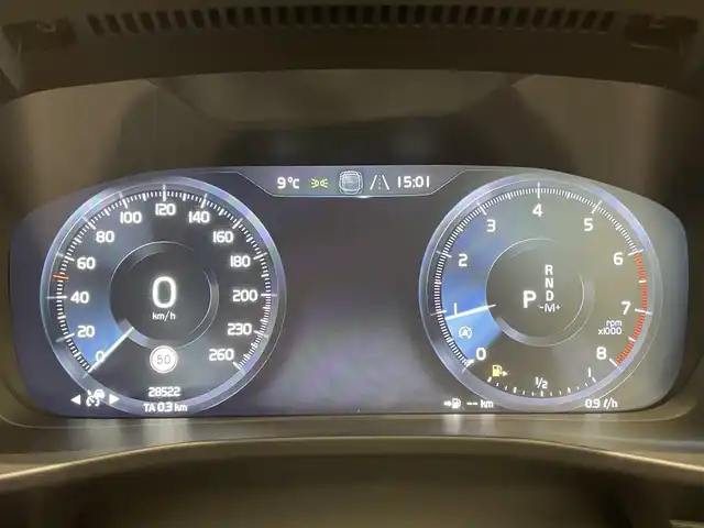 ボルボ ＸＣ４０ T4 モメンタム 福岡県 2019(令1)年 2.9万km アイスホワイト 純正ナビ　/３６０°カメラ　/ハーフレザーシート　/シートヒーター　/パワーシート　/ＡＣＣ　/レーンキープ　/ブラインドスポット　/ＬＥＤライト　/スマートキー　/ＢｌｕｅＴｏｏｔｈ　/ＥＴＣ