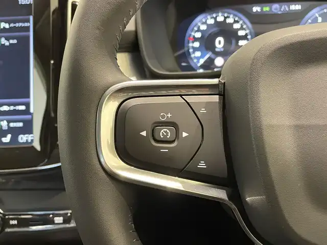 ボルボ ＸＣ４０ T4 モメンタム 福岡県 2019(令1)年 2.9万km アイスホワイト 純正ナビ　/３６０°カメラ　/ハーフレザーシート　/シートヒーター　/パワーシート　/ＡＣＣ　/レーンキープ　/ブラインドスポット　/ＬＥＤライト　/スマートキー　/ＢｌｕｅＴｏｏｔｈ　/ＥＴＣ