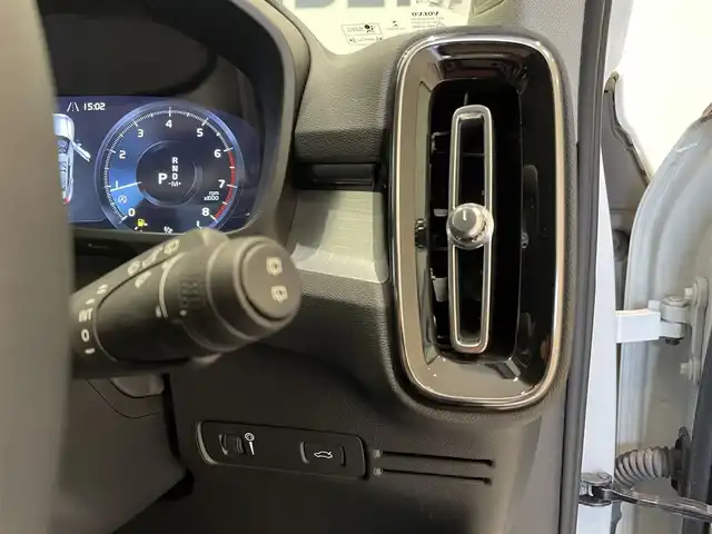 ボルボ ＸＣ４０ T4 モメンタム 福岡県 2019(令1)年 2.9万km アイスホワイト 純正ナビ　/３６０°カメラ　/ハーフレザーシート　/シートヒーター　/パワーシート　/ＡＣＣ　/レーンキープ　/ブラインドスポット　/ＬＥＤライト　/スマートキー　/ＢｌｕｅＴｏｏｔｈ　/ＥＴＣ