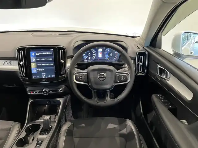 ボルボ ＸＣ４０ T4 モメンタム 福岡県 2019(令1)年 2.9万km アイスホワイト 純正ナビ　/３６０°カメラ　/ハーフレザーシート　/シートヒーター　/パワーシート　/ＡＣＣ　/レーンキープ　/ブラインドスポット　/ＬＥＤライト　/スマートキー　/ＢｌｕｅＴｏｏｔｈ　/ＥＴＣ