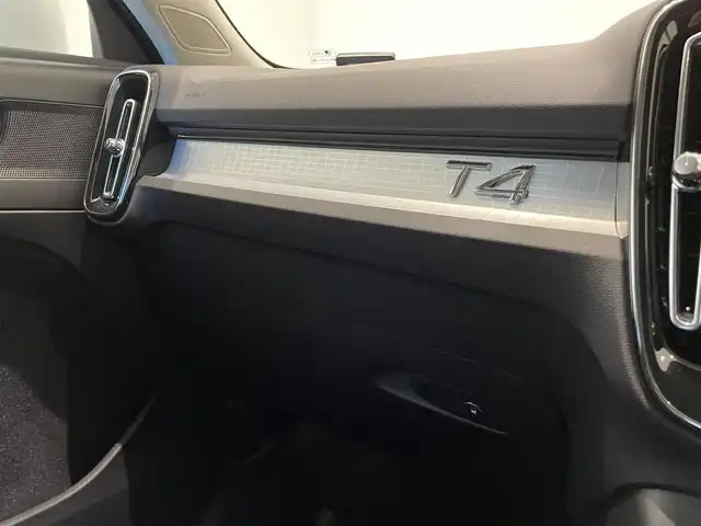 ボルボ ＸＣ４０ T4 モメンタム 福岡県 2019(令1)年 2.9万km アイスホワイト 純正ナビ　/３６０°カメラ　/ハーフレザーシート　/シートヒーター　/パワーシート　/ＡＣＣ　/レーンキープ　/ブラインドスポット　/ＬＥＤライト　/スマートキー　/ＢｌｕｅＴｏｏｔｈ　/ＥＴＣ